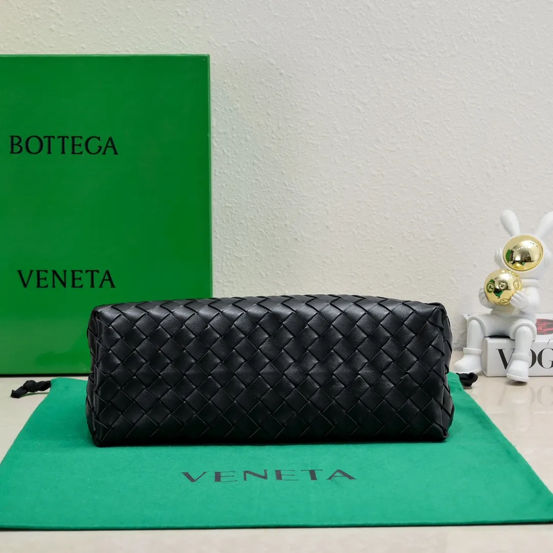 Batch 1960 #Bottega Veneta new horizontal Andiamo handbag, many stars have the same style 🎈 Classic full-body leather weaving with golden rope buckle, stable and chic enough [proud] The whole body is made of Nappa sheep leather, comfortable, soft and dynamic. The sliding metal rope buckle can adjust the shoulder strap, single shoulder / handbag / crossbody, multiple carrying methods, large bag capacity, suitable for commuting / daily / travel This bag is divided into small/medium/large sizes. There is always one that suits you, so take me with you🎀🎀 Size: 29x18x10 Model: 6463#